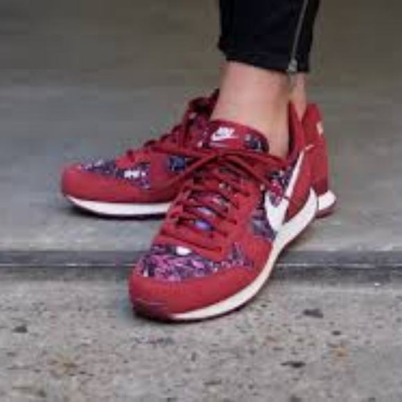 nike internationalist floral trainers 